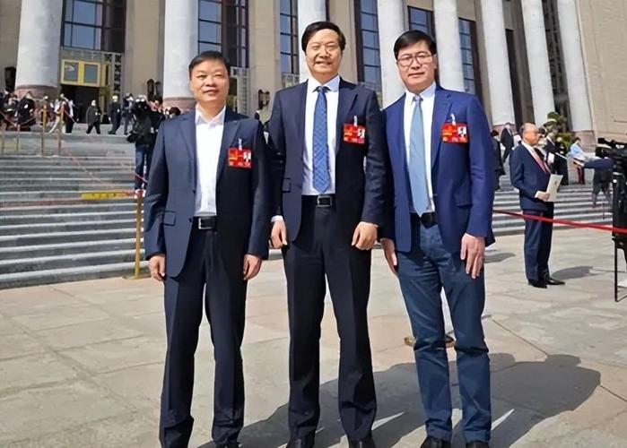 4亿美元雪中送炭，雷军两度拉起何小鹏 那张雪中合影里，后退一步的江湖温度